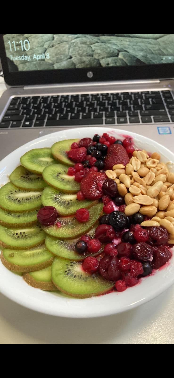 Bol cu iaurt kiwi fructe de padure si arahide